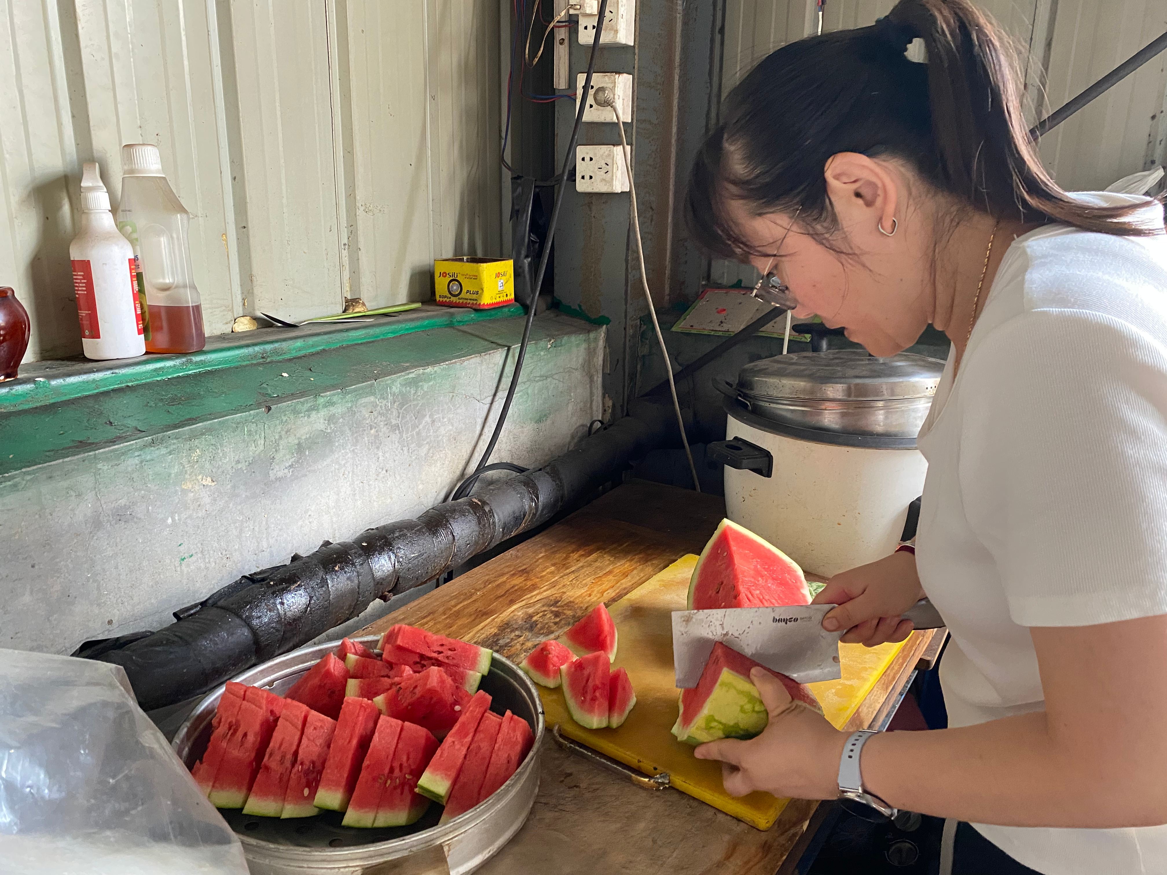 酷暑里的一縷清涼 ---工會主席王林林到智造中心慰問一線員工 酷暑里的一縷清涼 ---工會主席王林林到智造中心慰問一線員工