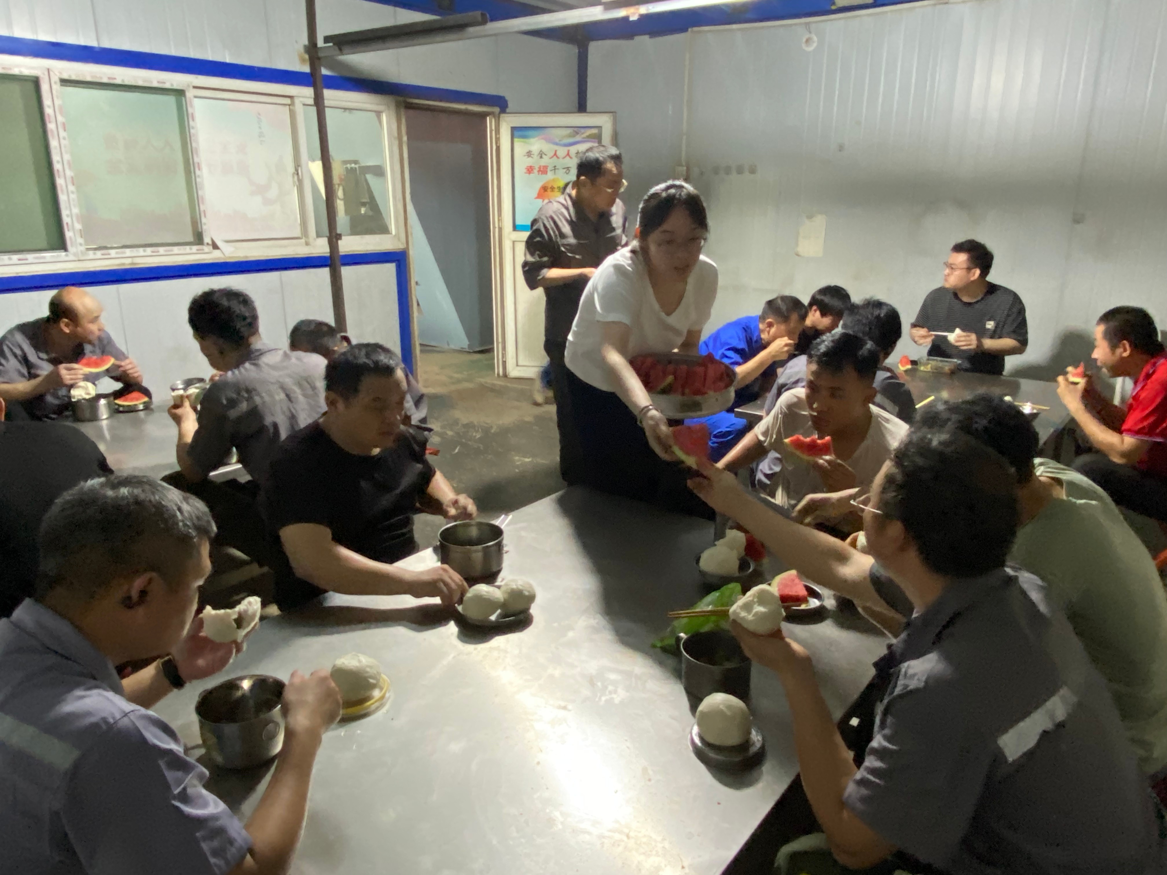 酷暑里的一縷清涼 ---工會主席王林林到智造中心慰問一線員工 酷暑里的一縷清涼 ---工會主席王林林到智造中心慰問一線員工